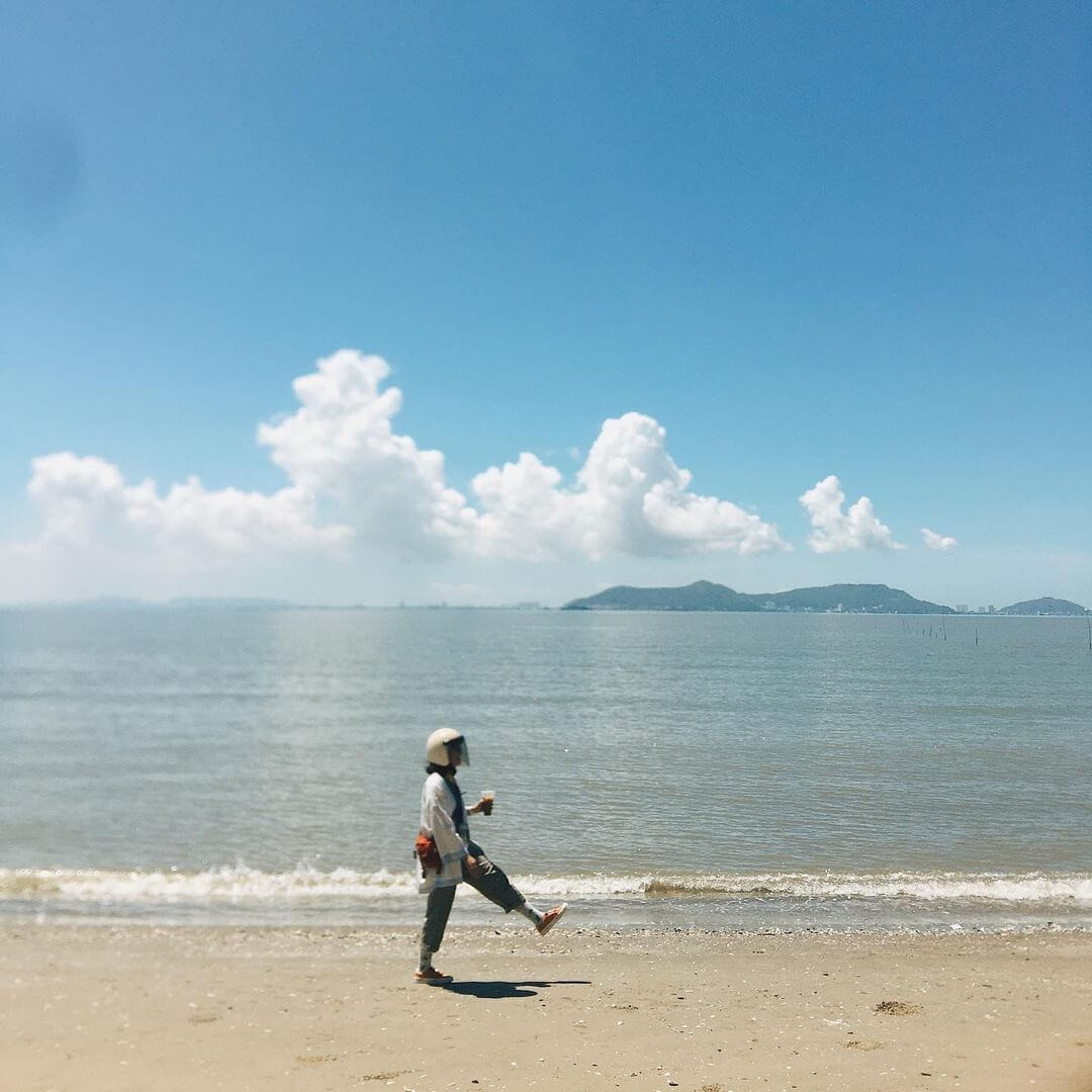 Để chuyến đi biển vắng trọn vẹn, hãy chọn ngày thường hoặc đi sớm để tránh đông đúc. Mang theo đầy đủ đồ dùng cá nhân như nước uống, kem chống nắng, áo khoác, dép tắm, pin dự phòng. Nếu cắm trại, đừng quên bạt, đèn pin, túi ngủ và thuốc chống côn trùng. Luôn giữ gìn vệ sinh, mang rác về và kiểm tra thời tiết, thủy triều trước khi khởi hành, nhất là nếu nghỉ qua đêm gần biển. Ảnh HITA