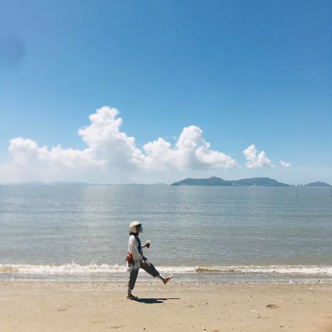 Để chuyến đi biển vắng trọn vẹn, hãy chọn ngày thường hoặc đi sớm để tránh đông đúc. Mang theo đầy đủ đồ dùng cá nhân như nước uống, kem chống nắng, áo khoác, dép tắm, pin dự phòng. Nếu cắm trại, đừng quên bạt, đèn pin, túi ngủ và thuốc chống côn trùng. Luôn giữ gìn vệ sinh, mang rác về và kiểm tra thời tiết, thủy triều trước khi khởi hành, nhất là nếu nghỉ qua đêm gần biển. Ảnh HITA