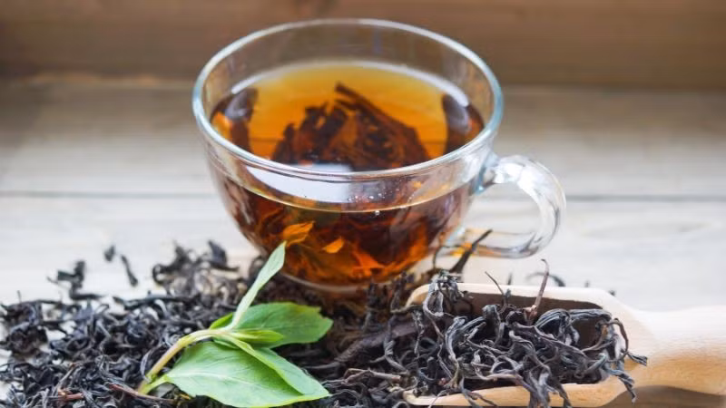 Tương tự trà xanh, trà đen cũng chứa nhiều polyphenol và catechin có lợi cho việc kiểm soát đường huyết. Các hợp chất này có thể giúp làm chậm quá trình hấp thu đường sau bữa ăn, từ đó hạn chế tình trạng tăng đường huyết đột ngột. Việc uống trà đen không đường đều đặn được cho là có thể góp phần giảm nguy cơ mắc bệnh đái tháo đường cũng như hỗ trợ phòng ngừa các biến chứng liên quan đến rối loạn chuyển hóa. Ảnh minh họa