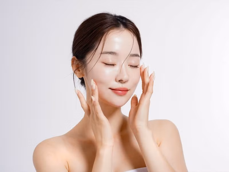 Luân phiên các công thức để cơ thể hấp thụ đa dạng dưỡng chất và kết hợp chế độ ăn giàu protein từ thịt nạc, cá, trứng hay đậu phụ để cung cấp “nguyên liệu” cho cơ thể tự tổng hợp collagen. Ngoài ra, bảo vệ da khỏi ánh nắng bằng kem chống nắng hàng ngày cũng rất quan trọng để tránh tia UV phá hủy collagen. Ảnh minh hoạ