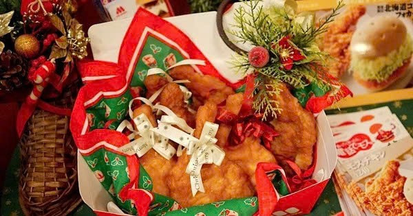 Tại Nhật Bản, Giáng sinh gắn liền với gà rán và bánh kem dâu tây. Vào dịp này, nhiều gia đình phải đặt trước nhiều tuần để có bữa tiệc Noel trọn vẹn. Hình ảnh gà rán nóng hổi cùng bánh kem đỏ trắng đã trở thành biểu tượng quen thuộc của một “Noel kiểu Nhật”. Ảnh Internet