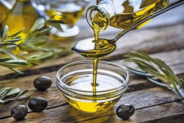 Dầu ô liu nguyên chất giàu polyphenol và chất béo không bão hòa đơn, có khả năng hỗ trợ gan hoạt động hiệu quả và giảm lượng mỡ tích trữ. Một số bằng chứng khoa học cho thấy việc thay thế dầu ăn thông thường bằng dầu ô liu trong 1–2 tháng có thể cải thiện cân nặng và chỉ số mỡ gan. Ảnh minh họa