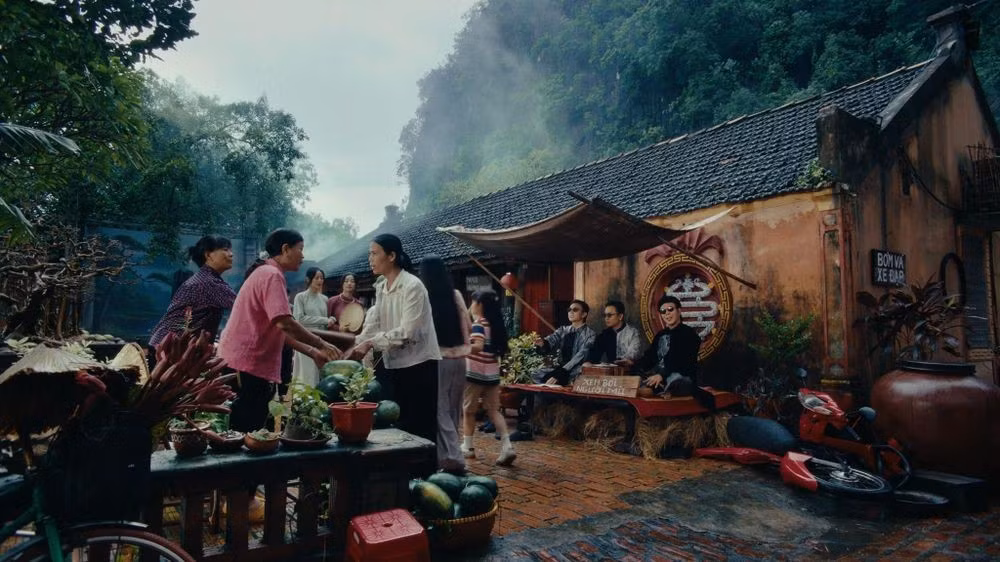 Giữa khuôn viên là đình làng cổ hơn 150 năm tuổi, được chuyển từ Hà Nam (cũ), vẫn giữ nét kiến trúc đặc trưng với mái cong mềm mại và chạm khắc tinh tế. Nhờ khung cảnh cổ kính và mang đậm hồn quê, Cố Viên Lầu trở thành bối cảnh lý tưởng cho nhiều tác phẩm nghệ thuật, trong đó có MV mới của Soobin Hoàng Sơn. Ảnh Tạp chí Trí thức