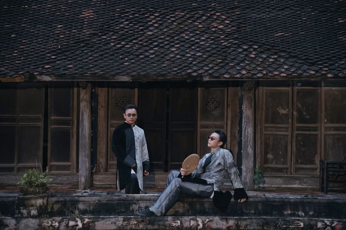 Chiều 10/11, Soobin Hoàng Sơn chính thức ra mắt MV “Mục hạ vô nhân”, đánh dấu sự kết hợp cùng rapper Binz trong một dự án âm nhạc mang đậm tinh thần dân tộc. Không chỉ thu hút bởi giai điệu Xẩm được làm mới với âm hưởng hiện đại, MV còn gây ấn tượng mạnh với loạt bối cảnh đẹp như tranh tại Hưng Yên, Ninh Bình và Đắk Lắk – những vùng đất lưu giữ trọn vẹn hồn cốt văn hóa Việt. Ảnh Tienphong