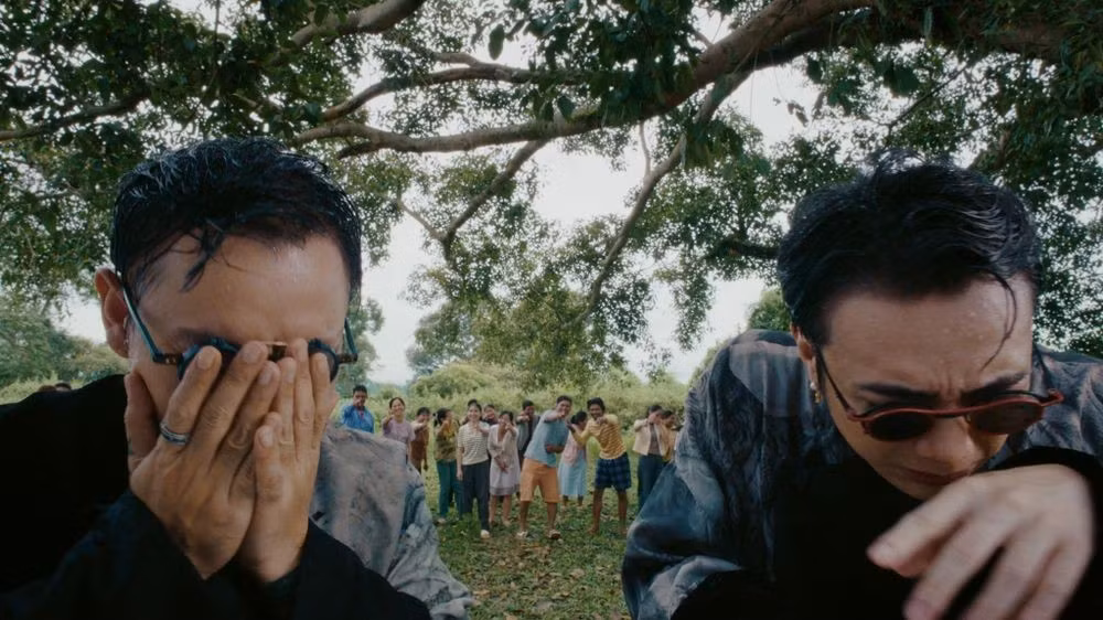 Cảnh Soobin bị voi phun nước, trong tiếng cười sảng khoái của dân làng, được quay cùng người dân buôn M’Liêng và chú voi Khăm Sen – cá thể voi từng xuất hiện trong chương trình “Gia Đình Haha”. Hình ảnh ấy không chỉ mang màu sắc dí dỏm mà còn tái hiện sinh động đời sống văn hóa Tây Nguyên – nơi con người và voi gắn bó như tri kỷ. Ảnh Tạp chí Trí thức