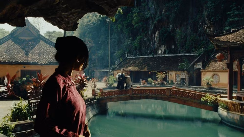 Được khởi dựng từ đầu thập niên 1990 trên diện tích hơn 22.000 m², Cố Viên Lầu quy tụ hơn 20 ngôi nhà cổ di dời từ khắp miền Bắc. Những nếp nhà rêu phong, mái ngói cong, cột gỗ lim, cùng vật dụng truyền thống như tràng kỷ, tủ chè, sập gụ… tái hiện trọn vẹn không gian sinh hoạt của người Việt thế kỷ 18–20. Ảnh Tạp chí Trí thức