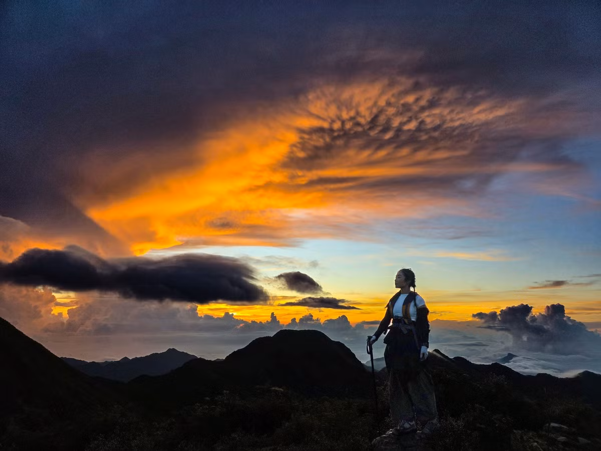 Các công ty đều yêu cầu du khách chuẩn bị đầy đủ đồ cá nhân, giữ gìn vệ sinh môi trường, không xả rác hay bẻ cành, hái hoa rừng. Những quy định tưởng chừng nhỏ bé ấy lại góp phần giữ gìn vẻ đẹp hoang sơ, trong lành cho vùng núi cao Tây Bắc. Ảnh Xuân Chờ