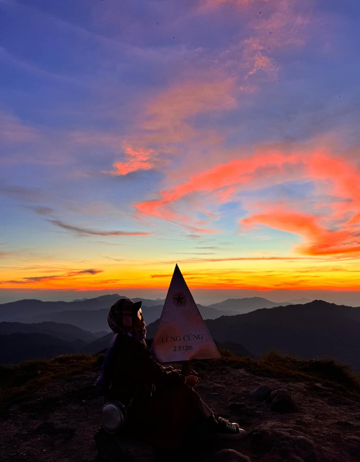 Nếu Fansipan là đỉnh cao biểu tượng cho chinh phục, thì Lùng Cúng lại là nơi để tìm thấy sự bình yên giữa thiên nhiên. Giữa những tầng mây trắng lững lờ, người leo núi nhận ra rằng điều quý giá nhất không phải là đứng trên đỉnh, mà là từng khoảnh khắc được sống trọn với đất trời, hít căng lồng ngực mùi rừng núi và để tâm hồn hòa cùng gió mây. Ảnh Aki Lan