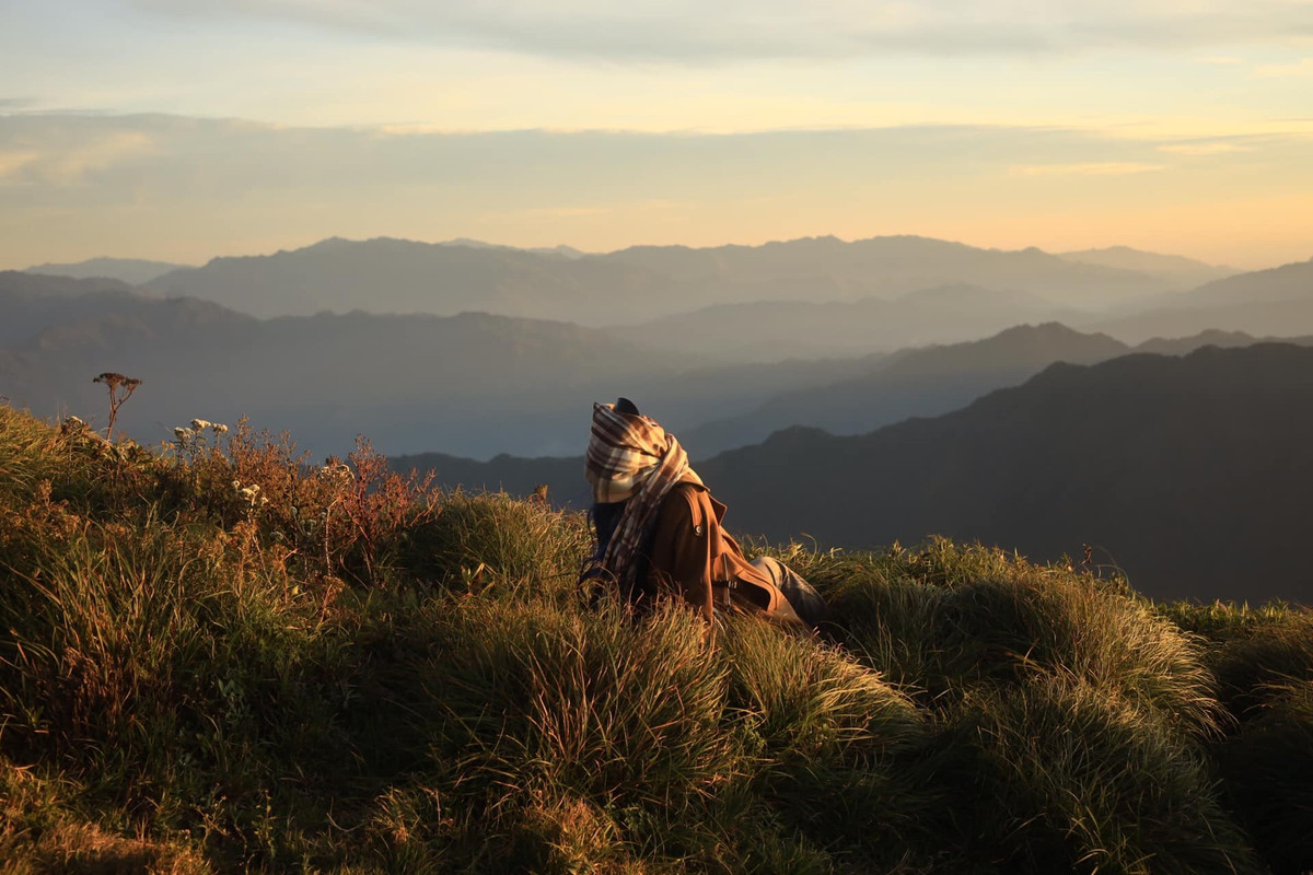 Travel Up cũng có tour tương tự kết hợp trải nghiệm văn hóa bản địa người Mông ở bản Tà Chí, giá từ 2,850.000 đồng/người. Một số đơn vị khác như Trekking Tour Vietnam tổ chức tour 3 ngày 2 đêm, có thêm trải nghiệm cắm trại ngắm bình minh trên đỉnh, giá khoảng 3,200.000 đồng/người. Ảnh Aki Lan