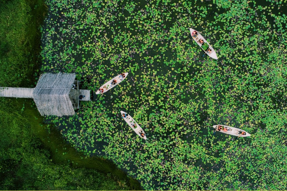 Cách làng nổi Tân Lập khoảng 13 km, Khu du lịch Cánh đồng bất tận là điểm đến hấp dẫn mà du khách không nên bỏ lỡ. Nơi đây từng là bối cảnh quay bộ phim Cánh đồng bất tận, chuyển thể từ tiểu thuyết cùng tên của nhà văn Nguyễn Ngọc Tư. Không gian đồng nước mênh mang, hoang sơ tại đây mang lại cảm giác bình yên rất riêng, giúp chuyến đi thêm trọn vẹn. Ảnh dulichmientay