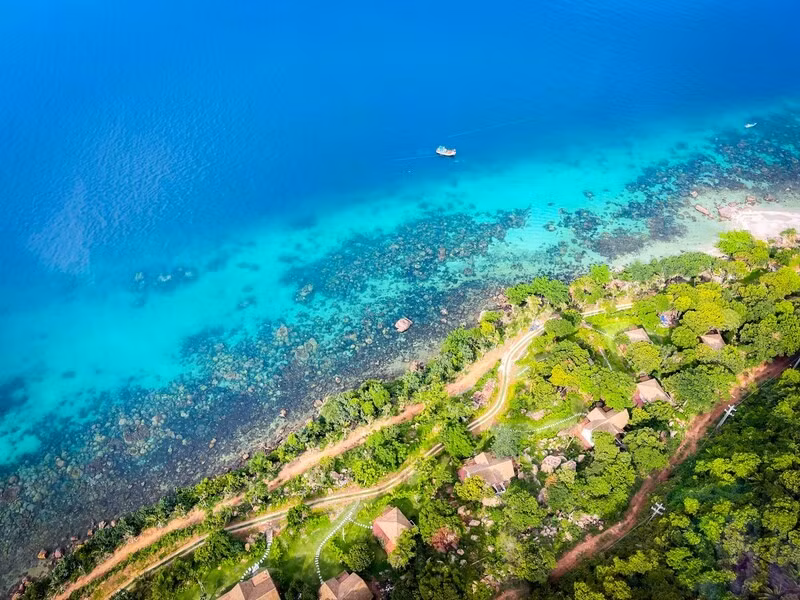 Với lợi thế thời tiết mùa khô kéo dài từ tháng 11 đến khoảng tháng 4 năm sau, Phú Quốc trở thành lựa chọn lý tưởng cho những chuyến nghỉ dưỡng dịp Tết. Trời ít mưa, nắng ấm, biển lặng giúp du khách thoải mái tắm biển, tham quan và trải nghiệm các hoạt động ngoài trời. Hạ tầng du lịch trên đảo ngày càng hoàn thiện với nhiều loại hình lưu trú, từ nhà nghỉ bình dân đến các khu nghỉ dưỡng cao cấp.