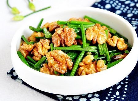 Hẹ xào cùng quả óc chó và dầu vừng, dùng ngày 1 lần lúc đói hoặc bữa cơm. Kiên trì từ 2 tuần đến 1 tháng giúp tăng cường sinh lực và sức khỏe tổng thể. Ảnh minh họa