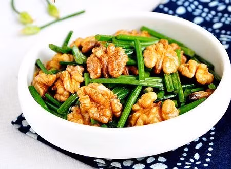 Hẹ xào cùng quả óc chó và dầu vừng, dùng ngày 1 lần lúc đói hoặc bữa cơm. Kiên trì từ 2 tuần đến 1 tháng giúp tăng cường sinh lực và sức khỏe tổng thể. Ảnh minh họa