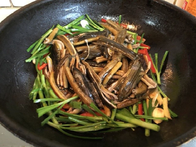 Lươn lọc xương, xào cùng gừng, tỏi và hẹ tươi. Ăn nóng giúp tăng cường sinh lực và cải thiện tình trạng yếu sinh lý. Ảnh minh họa