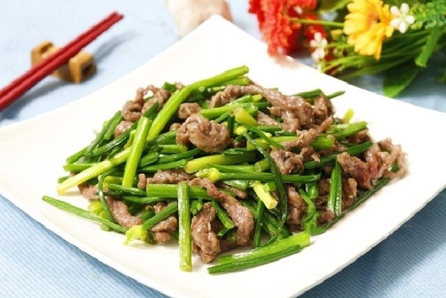 Bông hẹ xào cùng thịt bò mềm, hành tây và gia vị là món ăn giàu protein, vừa thơm ngon vừa có tác dụng hỗ trợ điều trị xuất tinh sớm. Ảnh minh họa