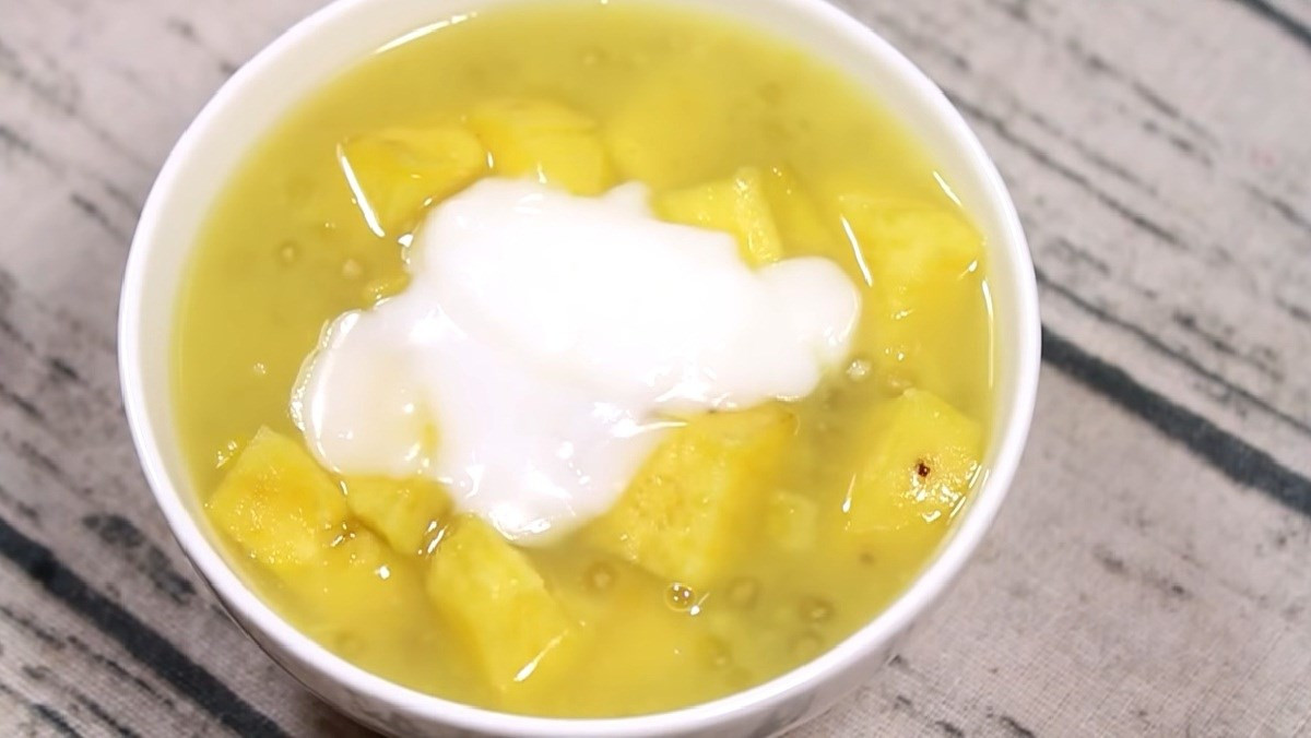 Bát chè khoai lang có vị ngọt thanh, khoai bùi và mềm, hương gừng thoang thoảng giúp món ăn không bị ngấy. Vào những ngày thời tiết se lạnh, một bát chè nóng không chỉ là món tráng miệng mà còn mang lại cảm giác dễ chịu, ấm áp cho cả gia đình. Ảnh minh họa