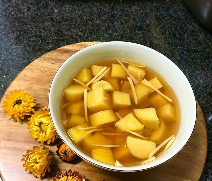 Khoai lang cũng rất phù hợp để nấu chè – một món ngọt quen thuộc trong ẩm thực Việt. Khoai lang được cắt miếng, nấu cùng nước và một ít gừng để tạo hương thơm ấm. Khi khoai mềm, thêm đường phèn vừa đủ là có thể thưởng thức. Ảnh minh họa