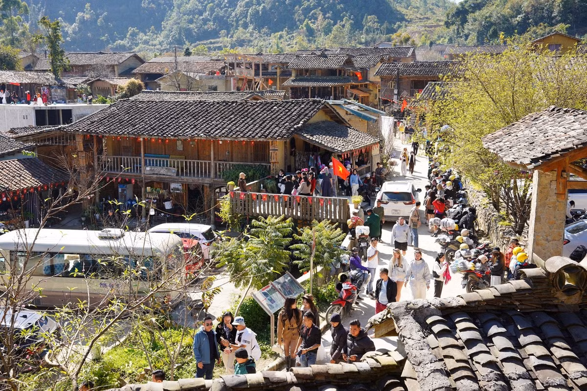 Dù đông, các hướng dẫn viên và người làm du lịch tại Lô Lô Chải cho biết du khách khá kiên nhẫn, không xảy ra tình trạng chen lấn, chỉ cần chờ một chút là có lượt chụp ảnh. Ảnh Hà Giang Tour