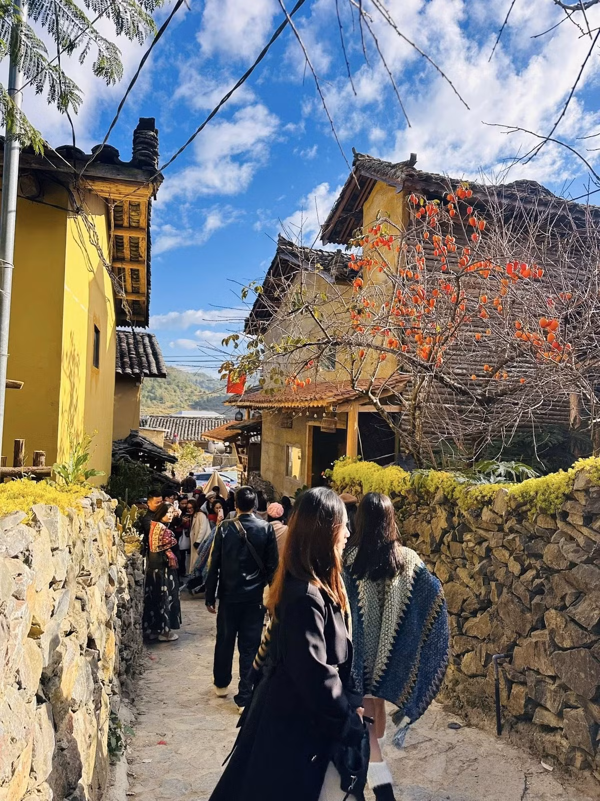 Trung tâm làng tấp nập du khách nối đuôi nhau tham quan, nhiều người đùa vui rằng 1 mét vuông có chục “nàng thơ” đang tạo dáng chụp ảnh. Ảnh Hà Giang Tour