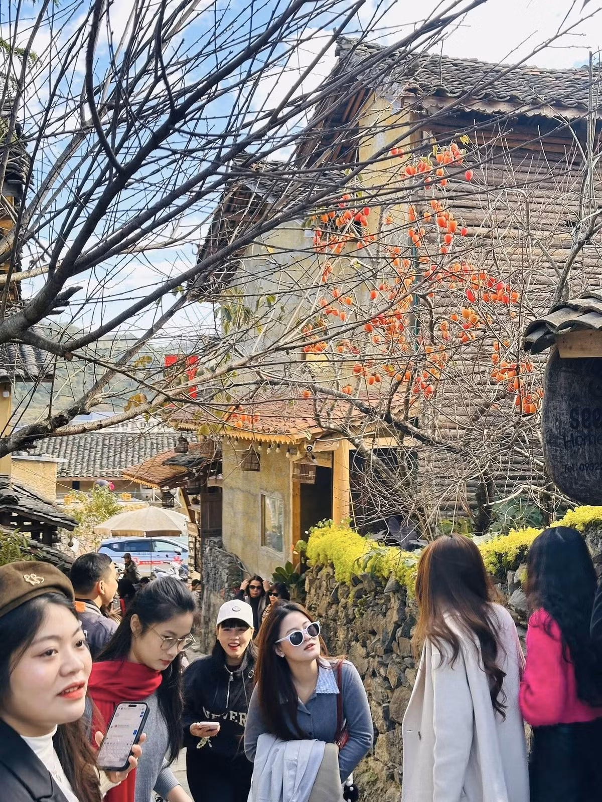 Thế nhưng, lượng người đông gấp nhiều lần tưởng tượng đã khiến không khí nơi đây nhộn nhịp như Tết. Ảnh Hà Giang Tour