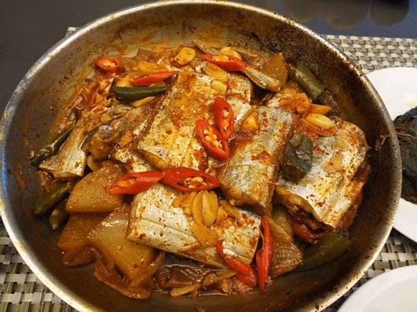 Để thưởng thức cá hố trọn vị, bạn có thể thử món cá hố chiên giòn. Cá sau khi làm sạch, ướp gừng, hành, muối và chút rượu, lăn một lớp bột mỏng rồi chiên nhỏ lửa 8–10 phút, sẽ cho lớp vỏ giòn rụm, thịt bên trong mềm ngọt, rất hợp ăn cùng cơm nóng trong những ngày lạnh. Ảnh minh họa