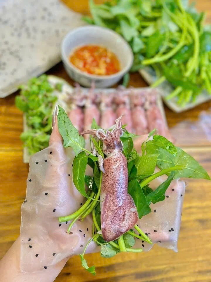 View - Vì sao mực cuốn rau muống gây sốt cộng đồng ẩm thực? | Báo Tri thức và Cuộc sống - TIN TỨC PHỔ BIẾN KIẾN THỨC 24H