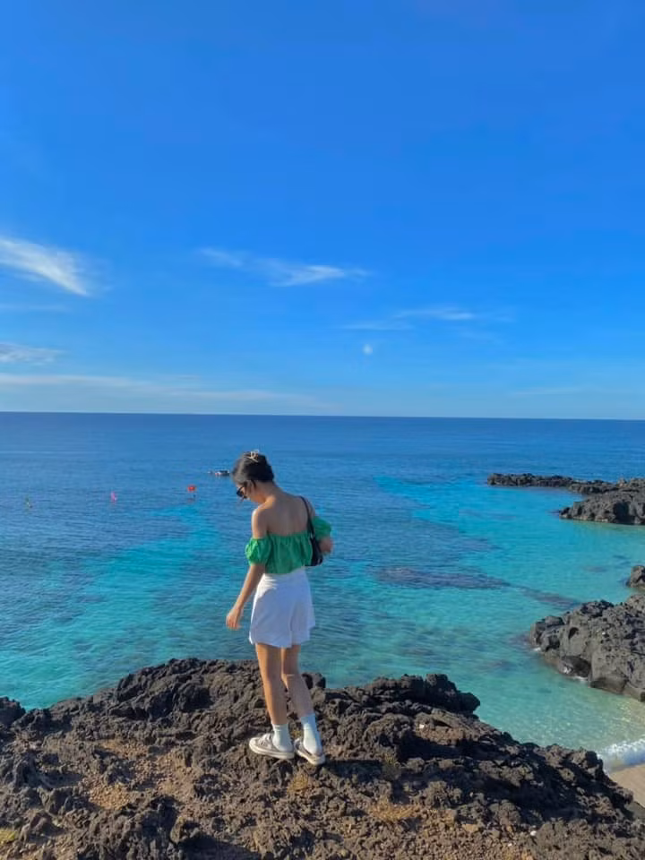 Với những bãi cát trắng mịn trải dài, làn nước trong vắt nhìn thấy tận đáy, cùng những vách đá trầm tích núi lửa hàng triệu năm tuổi, hòn đảo nhỏ này thực sự như một “thiên đường” giữa đại dương, nơi du khách có thể tìm thấy sự thanh bình giữa nhịp sống hối hả. Ảnh Nguyễn Thuý Hiền