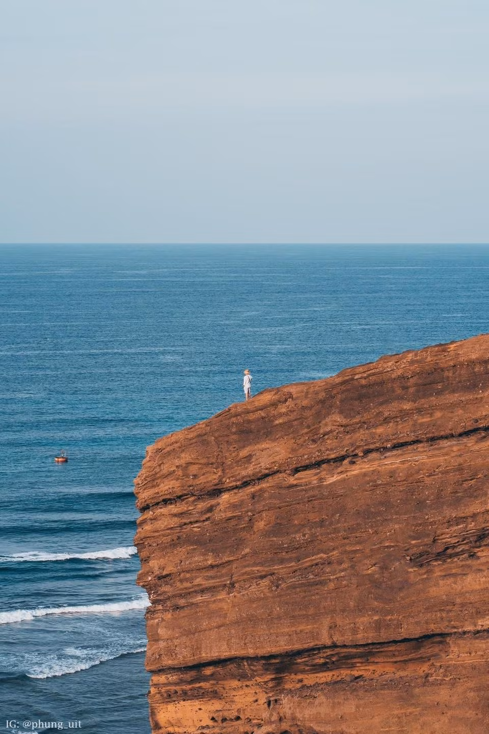 Đảo Bé nổi bật với những vách đá trầm tích núi lửa, được hình thành hàng triệu năm trước. Ảnh Phunguit