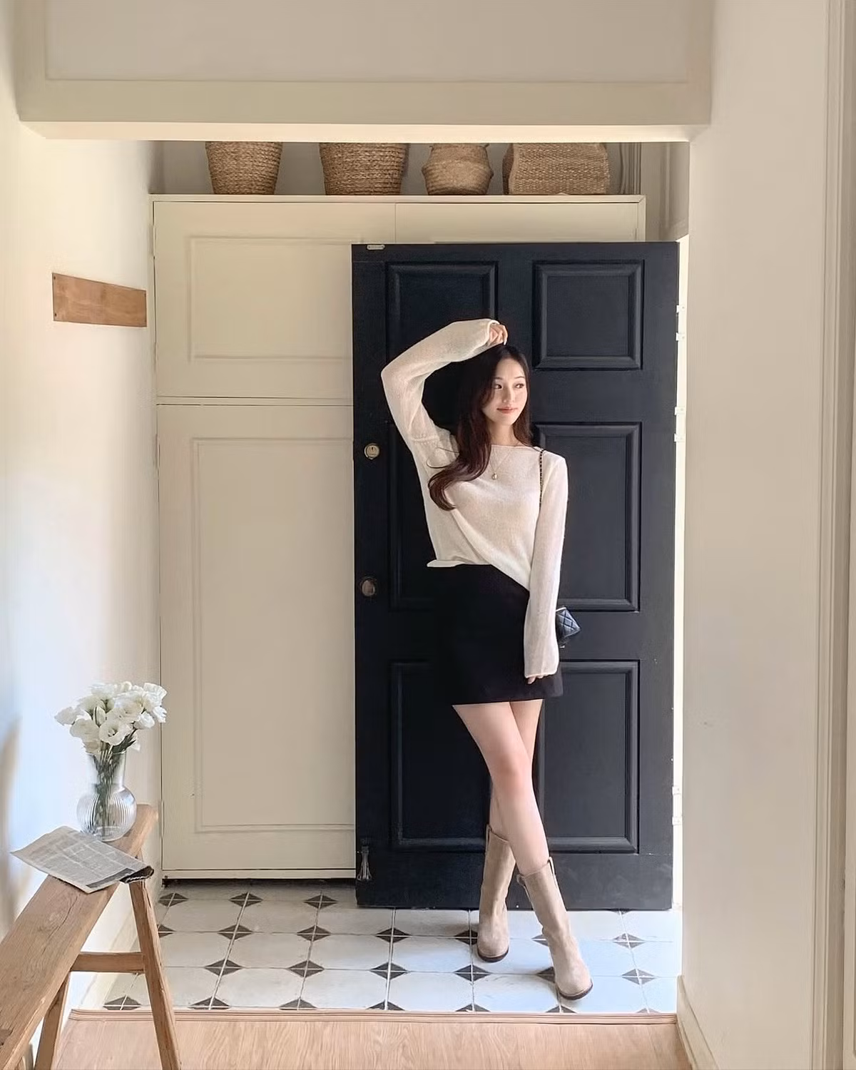 Chân váy ngắn kết hợp giày màu be là công thức đơn giản nhưng hiệu quả. Chân váy dáng chữ A hay chân váy dạ tweed phối cùng áo len ôm, cardigan mỏng hoặc áo khoác dáng ngắn giúp tạo cảm giác thanh thoát. Ảnh minh họa