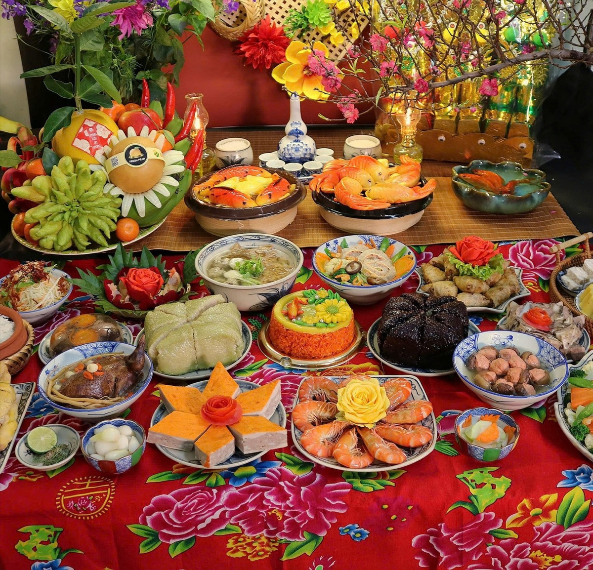 Mâm cỗ cúng ông Công ông Táo được chuẩn bị công phu với canh chim bồ câu hầm thanh ngọt, tôm hấp, chả quế, kiệu muối, xôi gấc, bánh chưng đen, bánh chưng, canh măng, canh bóng thả, thịt đông cùng nem hải sản, tạo nên tổng thể hài hòa, đủ đầy hương vị truyền thống. Ảnh Thu Hương