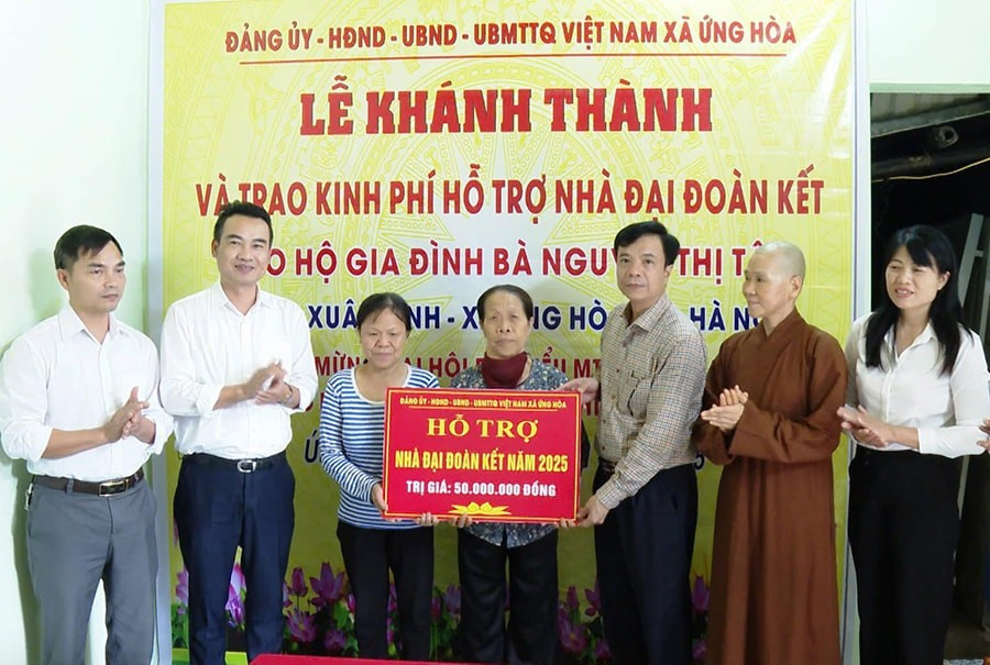 Xã Ứng Hòa tổ chức khánh thành và trao kinh phí hỗ trợ nhà đại đoàn kết cho hộ gia đình có hoàn cảnh đặc biệt khó khăn trên địa bàn.