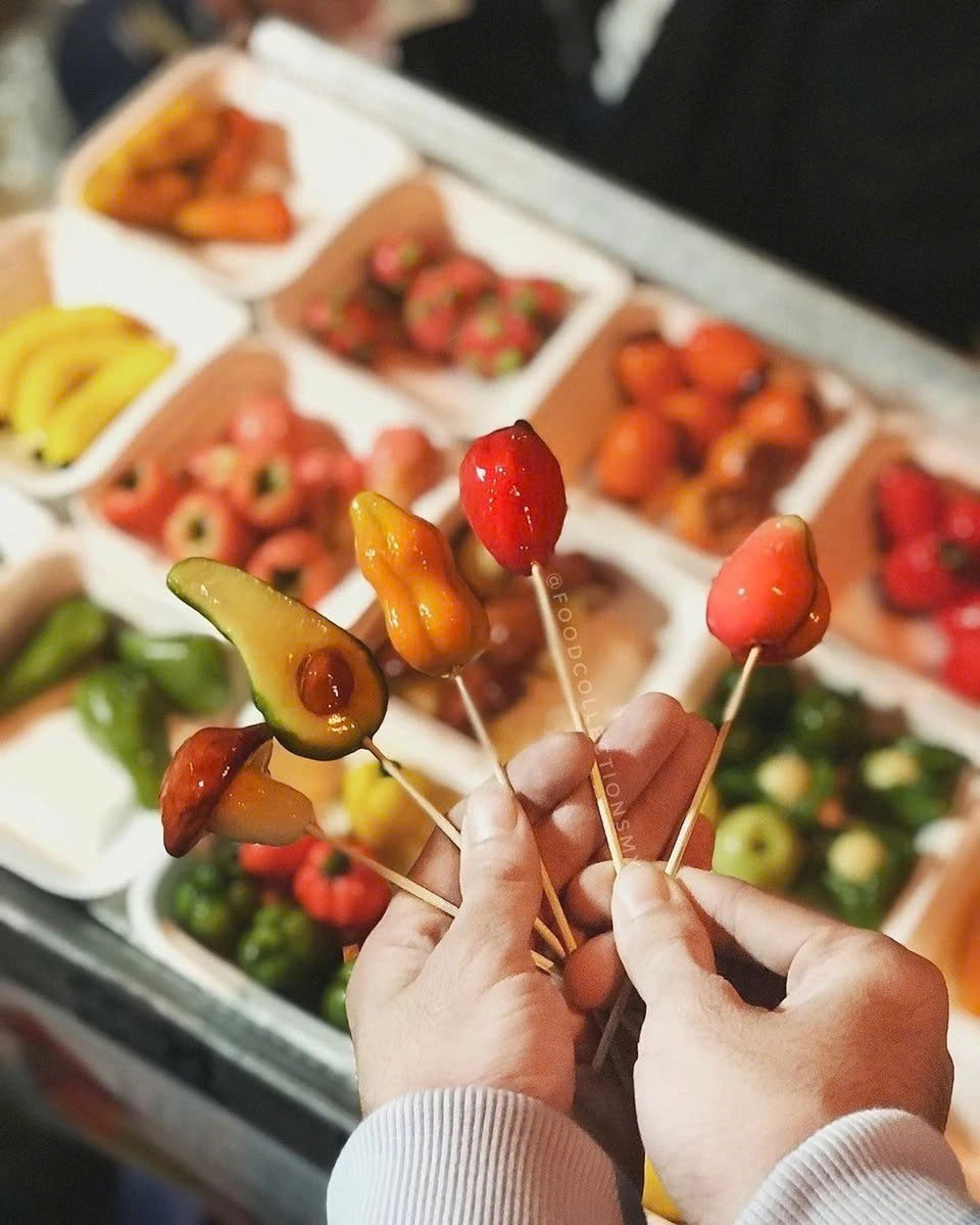 Một món quà vặt khác gây ấn tượng với hình thức bắt mắt là bánh trái cây đậu xanh. Bánh được tạo hình tinh xảo như các loại trái cây nhỏ xinh, lớp vỏ dẻo mịn ôm trọn phần nhân đậu xanh mềm, bùi. Nhiều du khách chọn mua món bánh này về làm quà bởi vừa đẹp mắt, vừa mang đậm nét đặc trưng của ẩm thực Đà Lạt. Ảnh Foodcollectionsmy