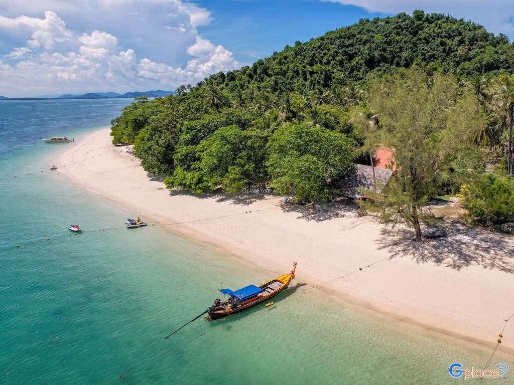 Nằm giữa Phuket, Krabi và Phang Nga, Rang Yai mang lại tầm nhìn toàn cảnh đại dương, chỉ mất 10 phút đi thuyền ra thị trấn gần nhất. Với vị trí đắc địa, Rang Yai được ví như một “Phuket thu nhỏ” – nơi kết hợp giữa vẻ đẹp hoang sơ và nghỉ dưỡng đẳng cấp. Ảnh gplace