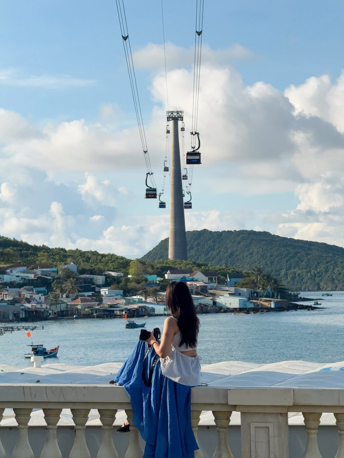 Theo kinh nghiệm của travel blogger Hạnh Hạnh, giai đoạn từ cuối năm đến sau Tết Nguyên đán là thời điểm Phú Quốc dễ chịu nhất. Không khí không quá oi bức, gió giảm dần, biển lặng và hầu như ngày nào cũng có thể ngắm hoàng hôn trên biển. Đây cũng là lý do Phú Quốc thường được lựa chọn cho các chuyến du xuân đầu năm, vừa nghỉ dưỡng vừa kết hợp tham quan, khám phá.