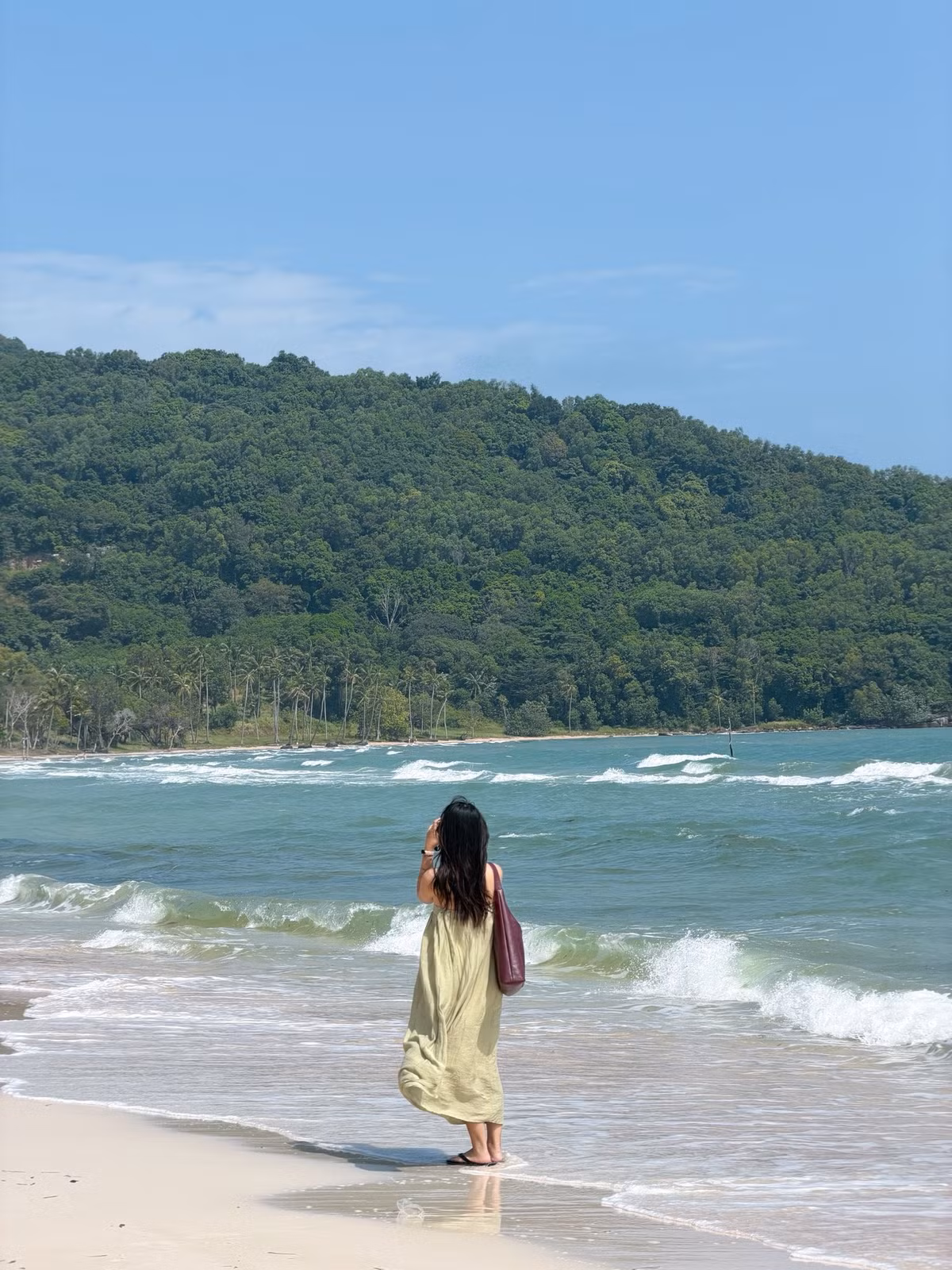 Vào thời điểm đẹp nhất trong năm, Phú Quốc mang vẻ yên bình vào ban ngày nhưng lại sôi động về đêm, đặc biệt tại các khu vực trung tâm du lịch phía Nam đảo.