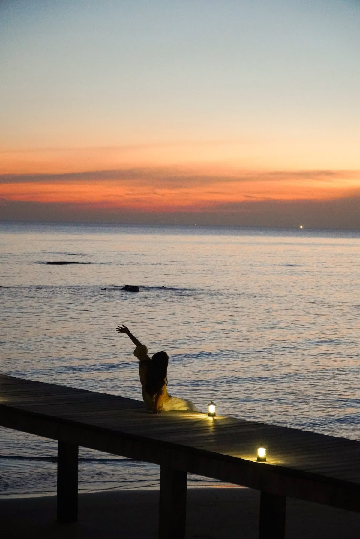 Sau đó, việc dành ít nhất một đêm tại An Thới hoặc Sunset Town được xem là lựa chọn hợp lý để cảm nhận không khí sôi động về đêm. Khu vực này nổi bật với kiến trúc mang phong cách Địa Trung Hải, nhiều góc chụp ảnh, quảng trường ven biển và các hoạt động giải trí, trình diễn nghệ thuật thu hút đông du khách.