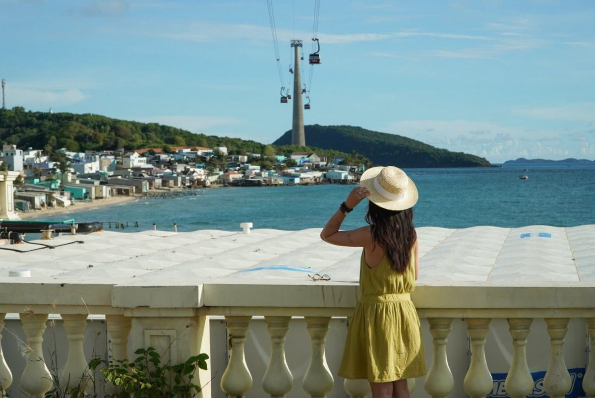 Không phải ngẫu nhiên Phú Quốc được mệnh danh là “đảo ngọc” của Việt Nam. Vào mùa khô, đặc biệt giai đoạn từ cuối năm đến đầu năm sau, hòn đảo này bước vào thời điểm đẹp nhất trong năm với biển xanh trong, thời tiết ổn định và hàng loạt trải nghiệm du lịch sôi động.