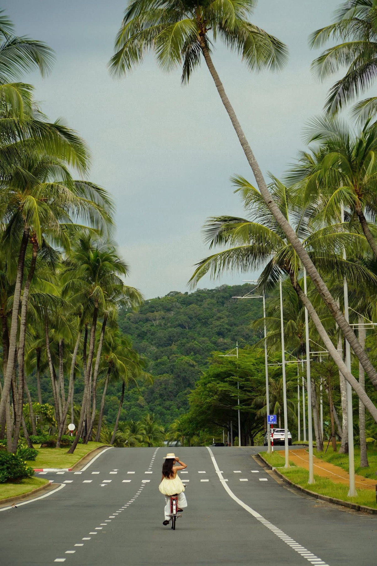Khi đặt chân đến đảo, việc di chuyển cũng khá dễ dàng. Thuê xe máy là lựa chọn quen thuộc của nhiều du khách trẻ nhờ tính chủ động và chi phí hợp lý. Với gia đình hoặc nhóm đông người, taxi và xe công nghệ được đánh giá là thuận tiện, nhất là khi di chuyển quãng đường dài giữa các khu vực Bắc – Trung – Nam đảo.