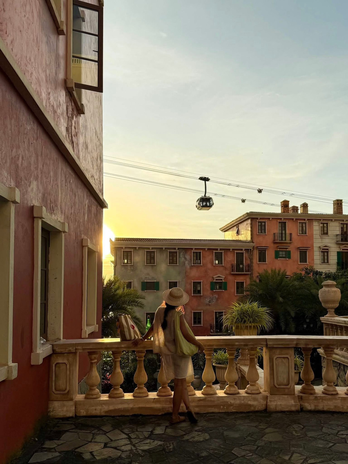 So với mùa mưa kéo dài từ tháng 6 đến tháng 9, mùa khô mang đến lợi thế rõ rệt cho du lịch Phú Quốc. Biển trong xanh, tầm nhìn xa, phù hợp cho các hoạt động tắm biển, đi cano, lặn ngắm san hô hay trải nghiệm cáp treo vượt biển. Các điểm check-in ngoài trời cũng trở nên dễ tiếp cận hơn khi thời tiết ổn định, ít mưa bất chợt.