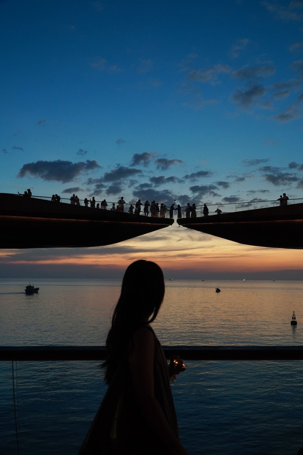 Ẩm thực Phú Quốc tiếp tục là yếu tố níu chân du khách. Từ những món ăn dân dã như bún kèn, bún quậy, bánh canh cá thu, đến các quán hải sản lâu năm hay nhà hàng ven biển, du khách có thể dễ dàng tìm được lựa chọn phù hợp với khẩu vị và ngân sách. Ngoài ăn uống, các quán cà phê ven biển, cà phê ngắm hoàng hôn cũng trở thành một phần không thể thiếu trong hành trình khám phá đảo ngọc. Nhiều du khách dành buổi chiều chỉ để ngồi cà phê, ngắm biển đổi màu và cảm nhận nhịp sống chậm rãi của Phú Quốc mùa đẹp.