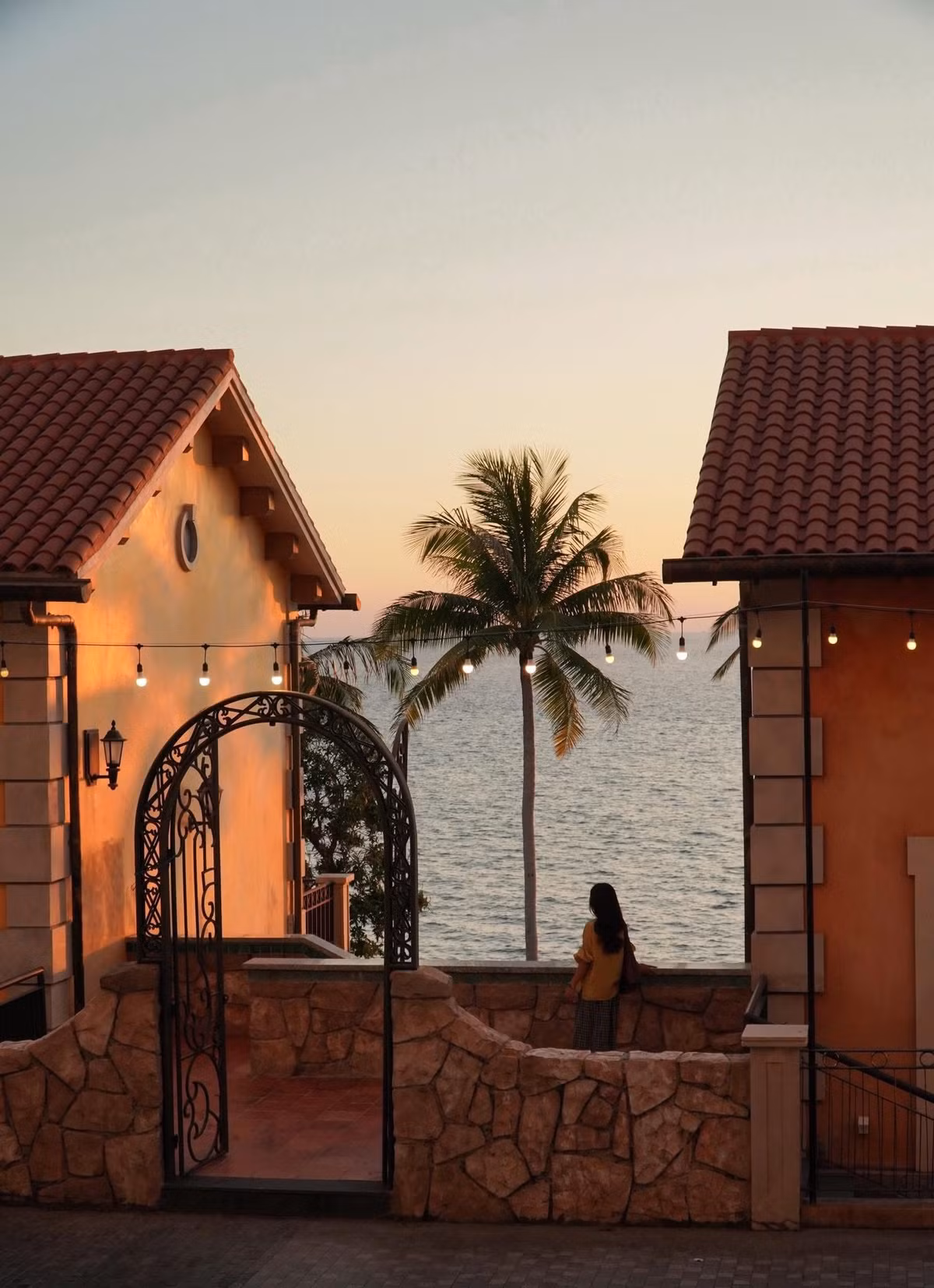 Du khách nên chủ động tìm hiểu trước thời gian diễn ra các show, chương trình biểu diễn để sắp xếp lịch trình hợp lý. Việc phân bổ điểm tham quan theo từng khu vực sẽ giúp tiết kiệm thời gian di chuyển và tránh quá tải trong những ngày cao điểm.