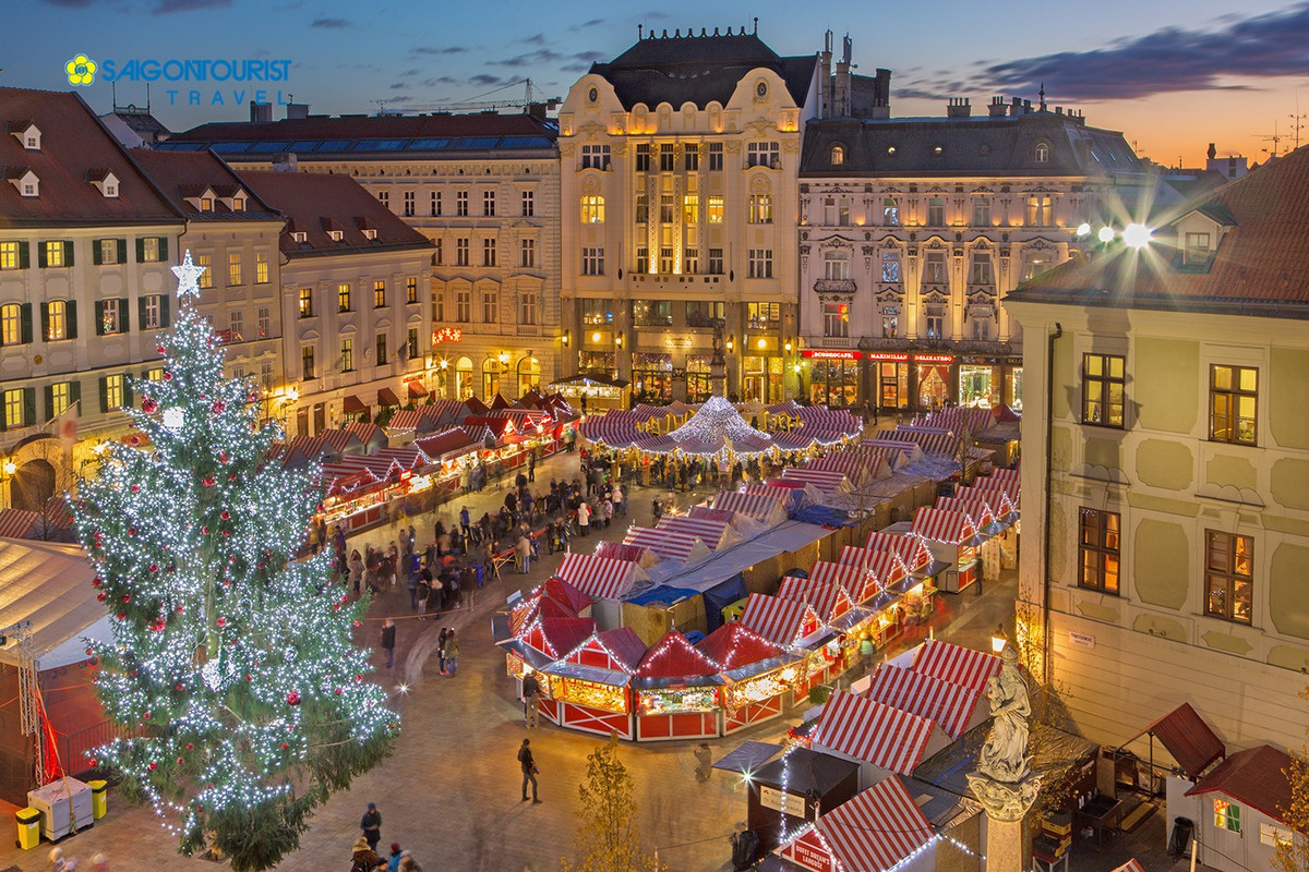 Ở châu Âu, Vienna mang vẻ đẹp cổ tích với các khu chợ Giáng sinh truyền thống. Ánh đèn vàng ấm áp soi sáng những công trình kiến trúc cổ, các gian hàng thủ công, bánh ngọt và rượu vang nóng tạo nên không gian Noel trầm lắng, lãng mạn. Ảnh Saigontourist