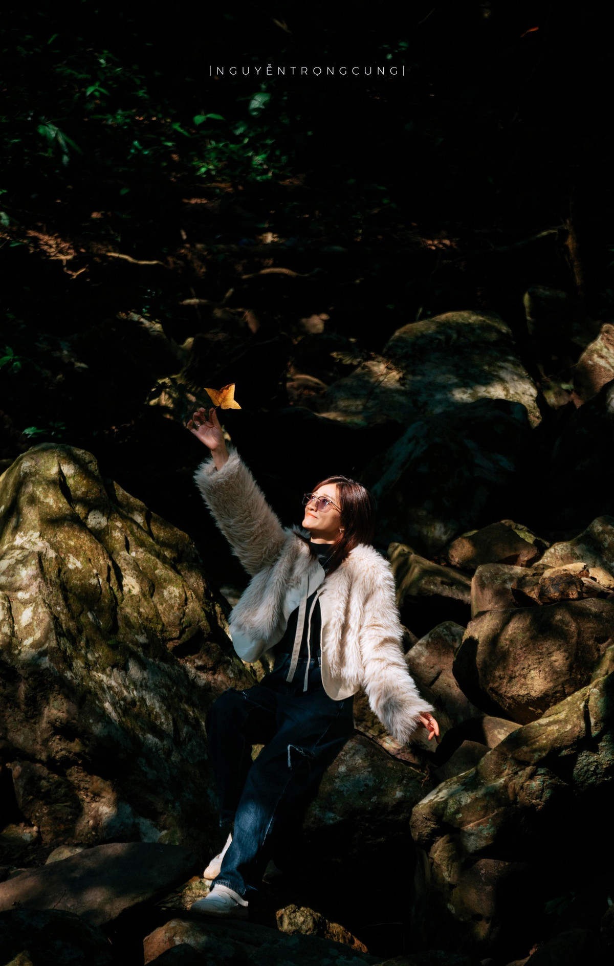 Nhiều nhiếp ảnh gia cho biết, ánh sáng buổi sáng sớm hoặc xế chiều là thời điểm lý tưởng để ghi lại vẻ đẹp của rừng phong hương. Khi đó, sắc lá nổi bật, tạo chiều sâu cho bức ảnh, đặc biệt là những góc chụp từ trên cao, phơi bày toàn cảnh rừng cây đang chuyển mình theo mùa.