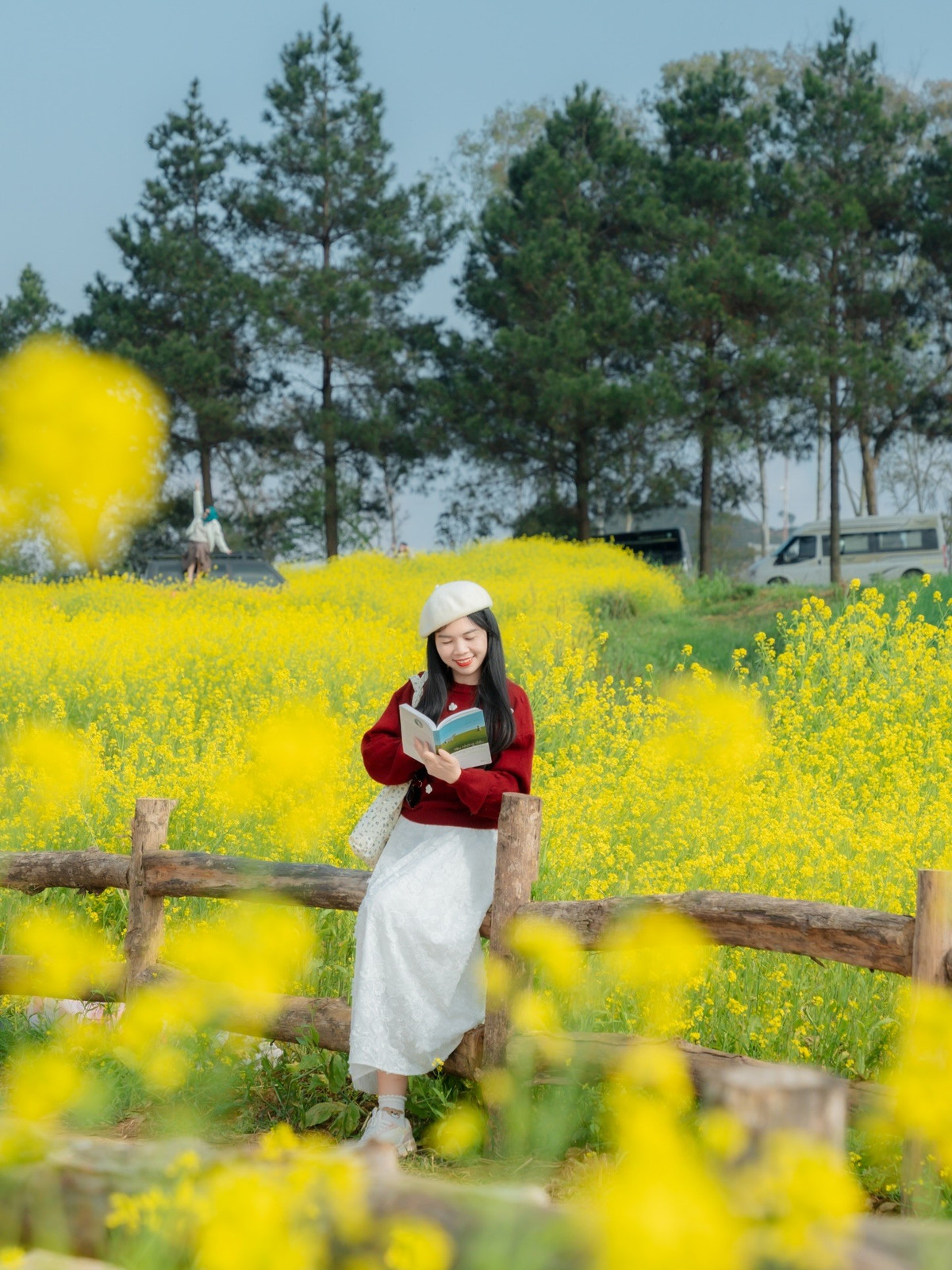 Với những du khách muốn có nhiều thời gian trải nghiệm hơn, các tour 3 ngày 2 đêm kết hợp Mộc Châu – Mai Châu hoặc mở rộng sang các điểm lân cận cũng được nhiều hãng lữ hành triển khai. Mức giá của dòng tour này dao động từ 1,9 đến hơn 3 triệu đồng/người, phù hợp với du khách muốn khám phá sâu hơn cảnh sắc thiên nhiên, đời sống bản địa và không gian du xuân vùng Tây Bắc.