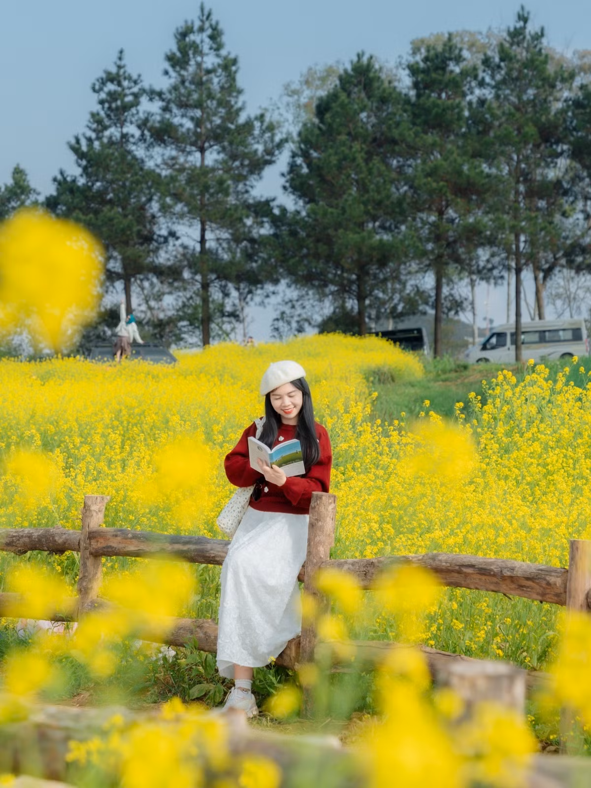 Với những du khách muốn có nhiều thời gian trải nghiệm hơn, các tour 3 ngày 2 đêm kết hợp Mộc Châu – Mai Châu hoặc mở rộng sang các điểm lân cận cũng được nhiều hãng lữ hành triển khai. Mức giá của dòng tour này dao động từ 1,9 đến hơn 3 triệu đồng/người, phù hợp với du khách muốn khám phá sâu hơn cảnh sắc thiên nhiên, đời sống bản địa và không gian du xuân vùng Tây Bắc.