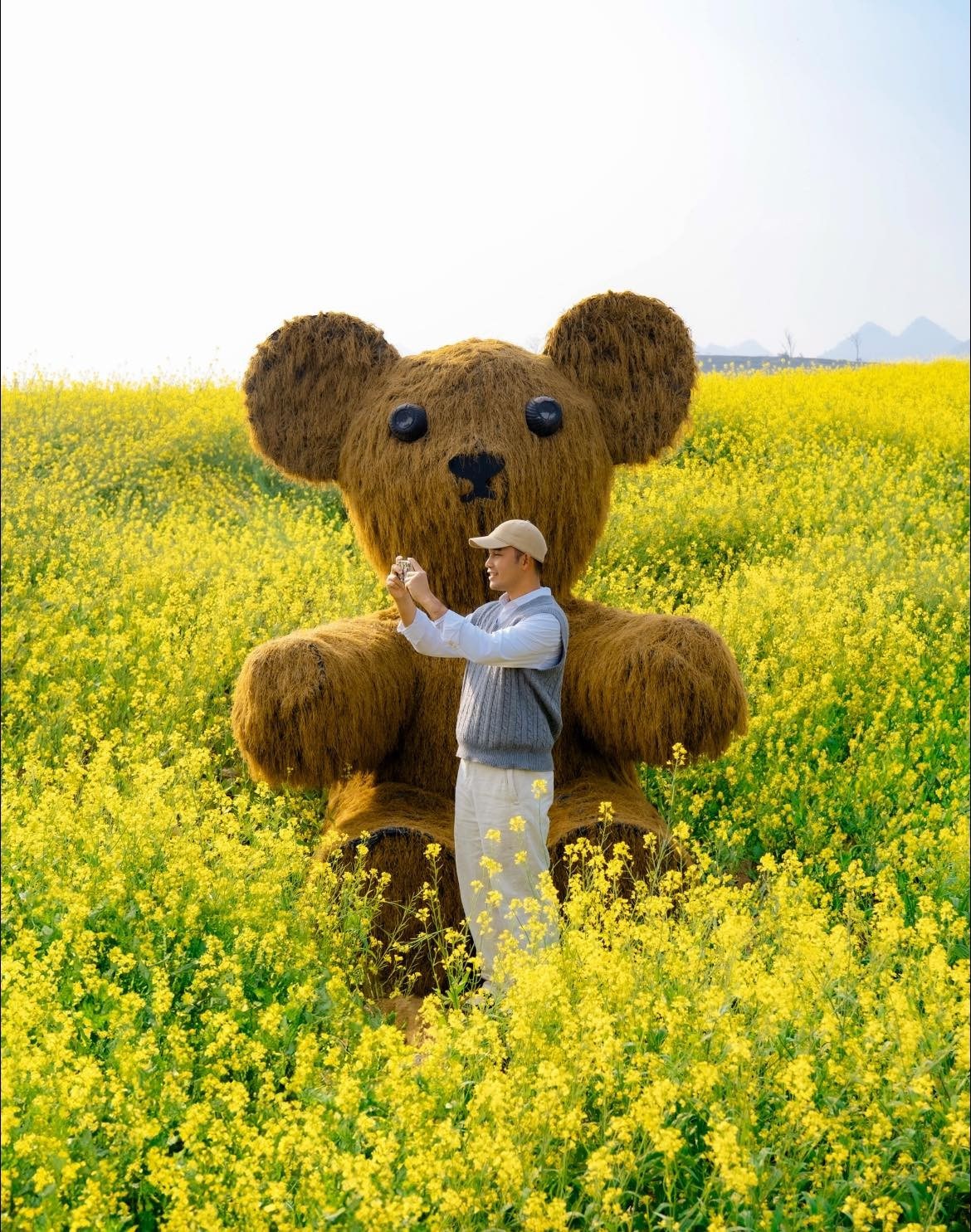 Theo kinh nghiệm của nhiều du khách, thời điểm chụp ảnh hoa cải đẹp nhất là vào buổi sáng sớm hoặc xế chiều, khi ánh nắng dịu nhẹ, không quá gắt. Du khách cũng nên chuẩn bị trang phục giữ ấm, giày thấp dễ di chuyển và tuân thủ quy định tại các điểm tham quan để bảo vệ cảnh quan. Ảnh Blog của Rọt