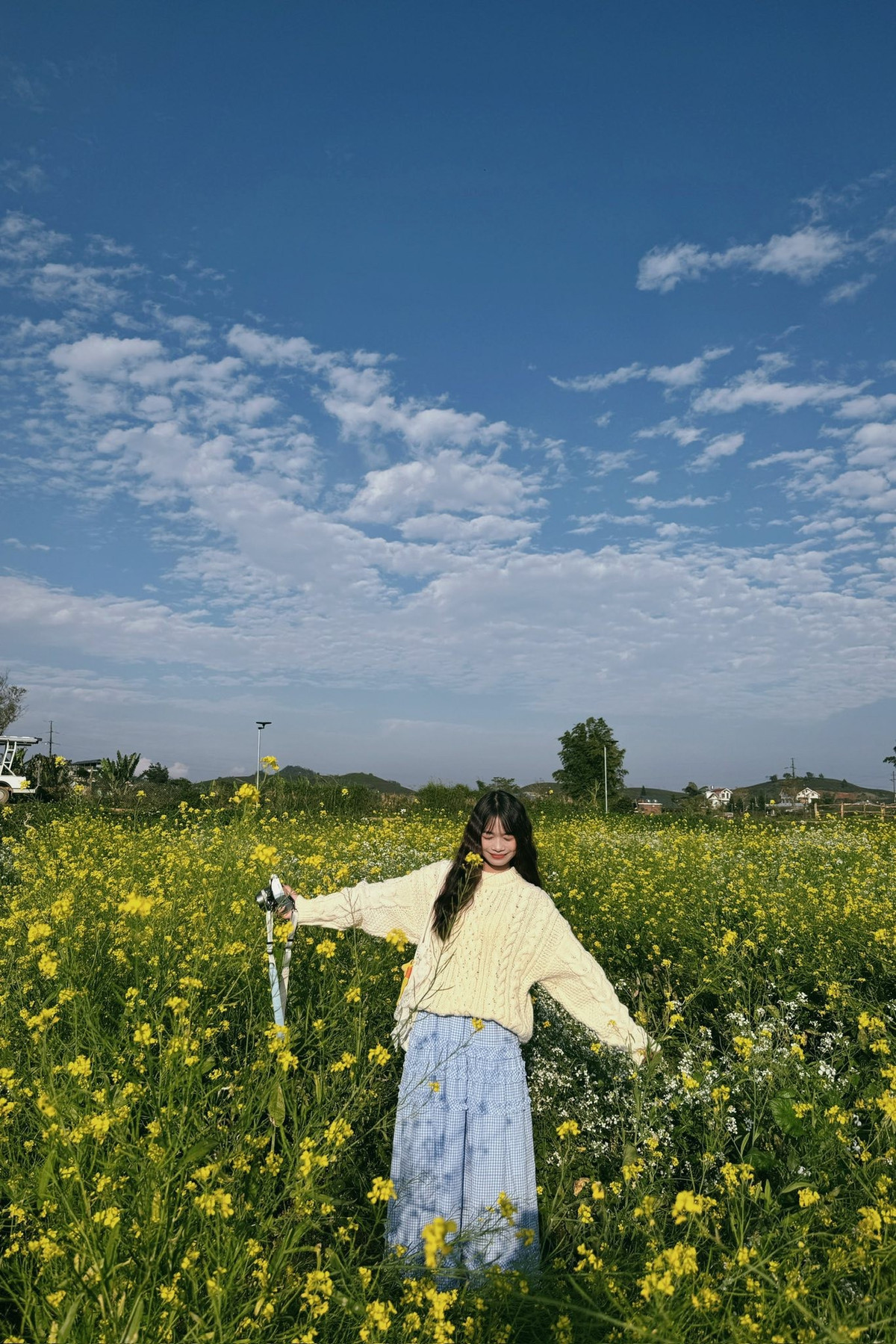 Ngoài ra, một số đơn vị cũng tổ chức tour Mộc Châu 1 ngày với mức giá khoảng 900.000 – 1 triệu đồng/người, phù hợp với du khách có quỹ thời gian hạn chế. Tuy nhiên, thời gian trải nghiệm hoa cải trong các tour này thường khá ngắn, chủ yếu mang tính tham quan nhanh. Ảnh Anh Thơ