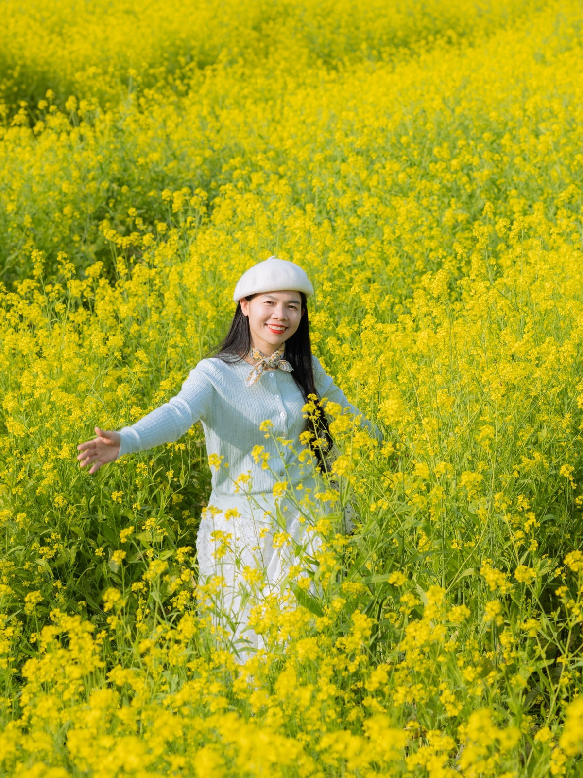 Những cánh đồng hoa cải tập trung nhiều tại khu vực phường Vân Sơn, Thảo Nguyên, bản Lùn… với diện tích rộng, hoa nở đồng đều, tạo nên khung cảnh nên thơ giữa đại ngàn Tây Bắc. Một trong những điểm tham quan được nhiều du khách lựa chọn là Lõi Tươi Farm (phường Vân Sơn), cách trung tâm thị trấn Mộc Châu khoảng 8 km. Ảnh Fanpage Đi trốn không