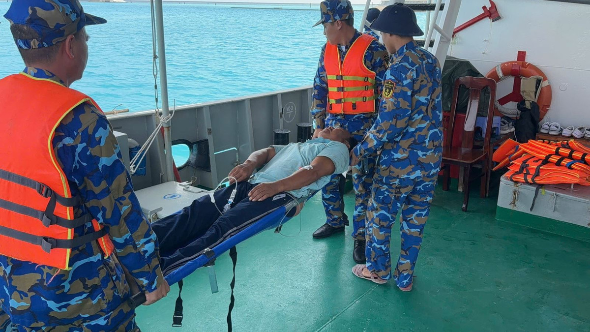 Đưa ngư dân bị nạn lên tàu.