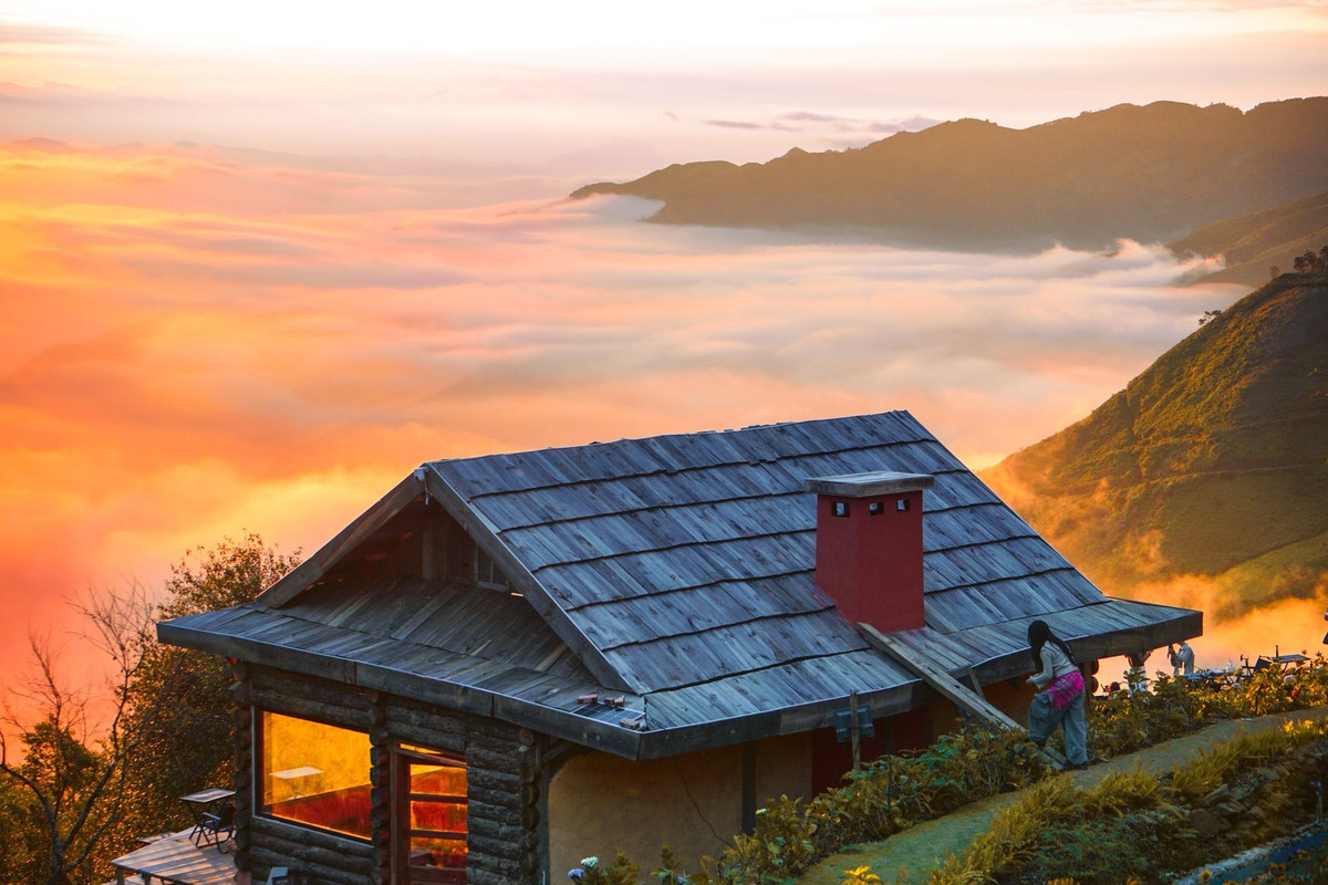 Buổi chiều, bầu trời đổi màu ngoạn mục, mang đến vẻ đẹp lãng mạn đậm chất vùng cao. Với khí hậu mát mẻ, cảnh sắc thay đổi theo từng khoảnh khắc và những điểm ngắm mây thuận tiện, bản Khe Cải đang ngày càng trở thành điểm dừng chân không thể thiếu trong hành trình khám phá Tà Xùa. Ảnh Tiệm cà phê Hoàng Hôn-Khe Cải Tà Xùa